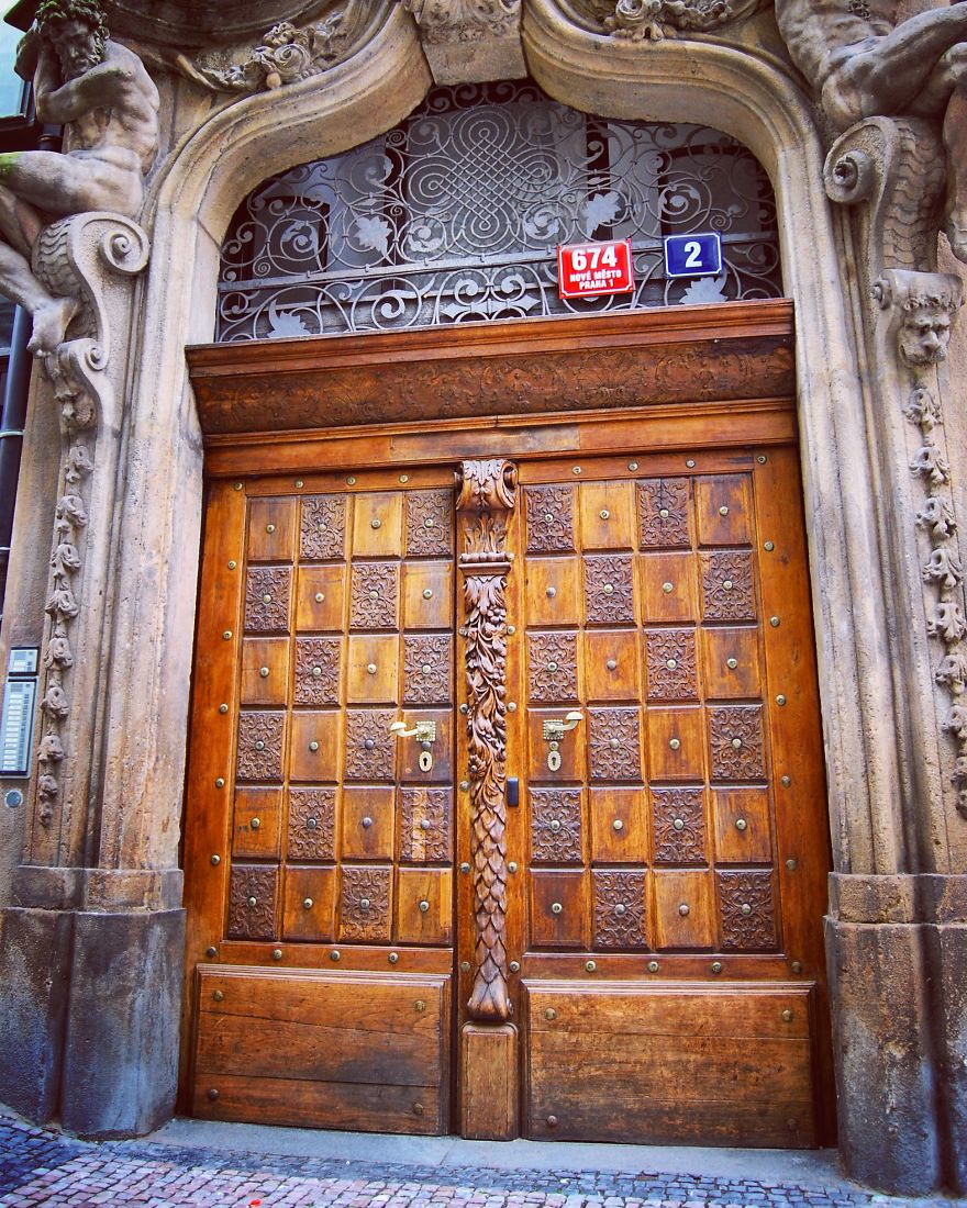 Seorang Fotografer Rela Keliling Dunia Demi Sebuah Pintu